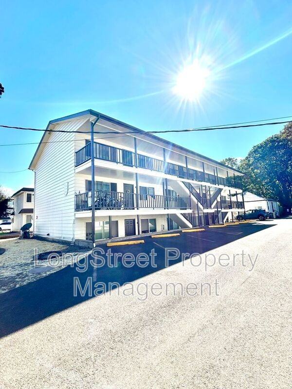 824 Sw Grove St #8 - Photo 2 of 22