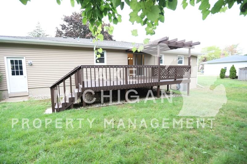 14750 Parkwood Dr - Photo 2 of 15