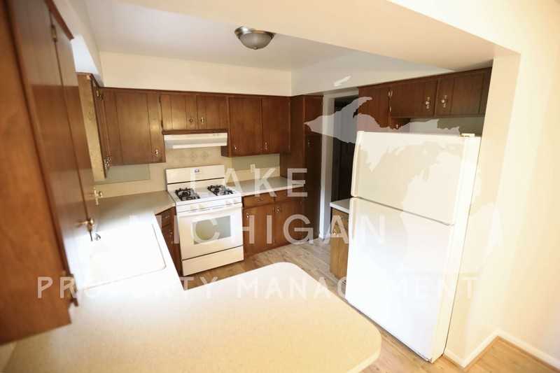 14750 Parkwood Dr - Photo 3 of 15