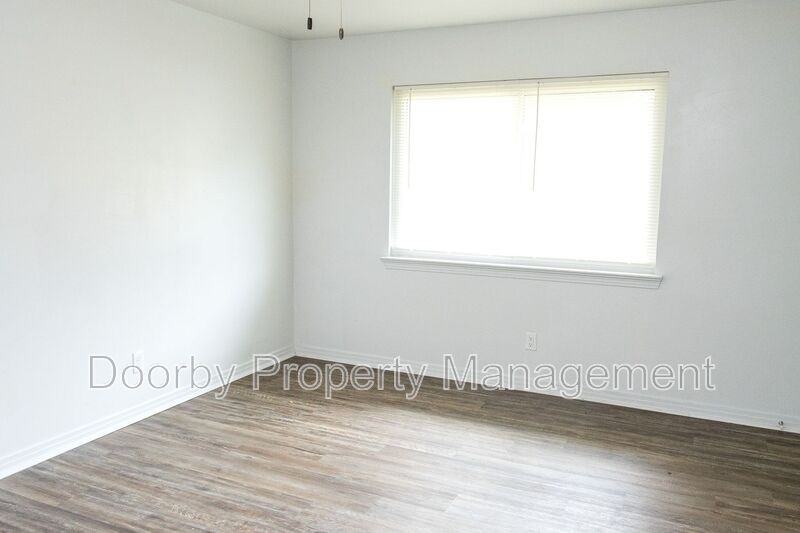 2027 Lee St #2027 - Photo 3 of 15