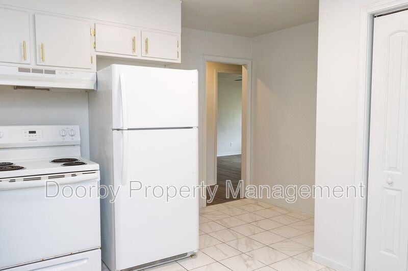 2027 Lee St #2027 - Photo 4 of 15