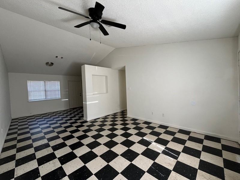 306 N Pool St - Photo 3 of 7