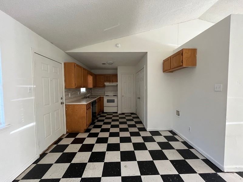 306 N Pool St - Photo 4 of 7