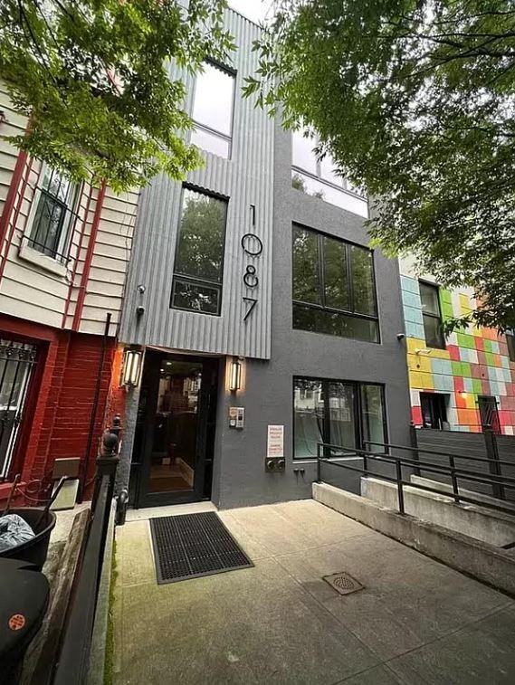 1087 Madison St - Photo 3 of 8