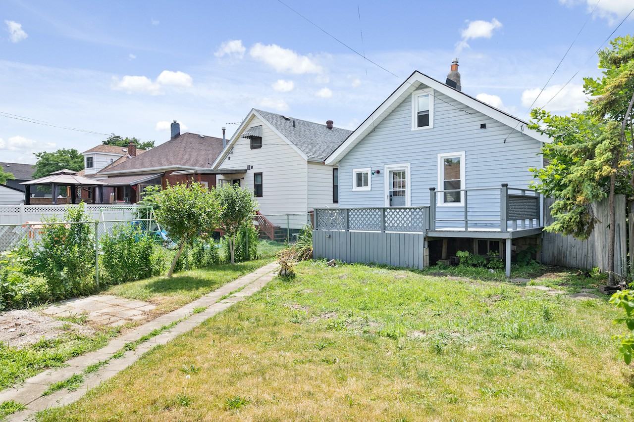 1332 Howard Avenue - Photo 5 of 33