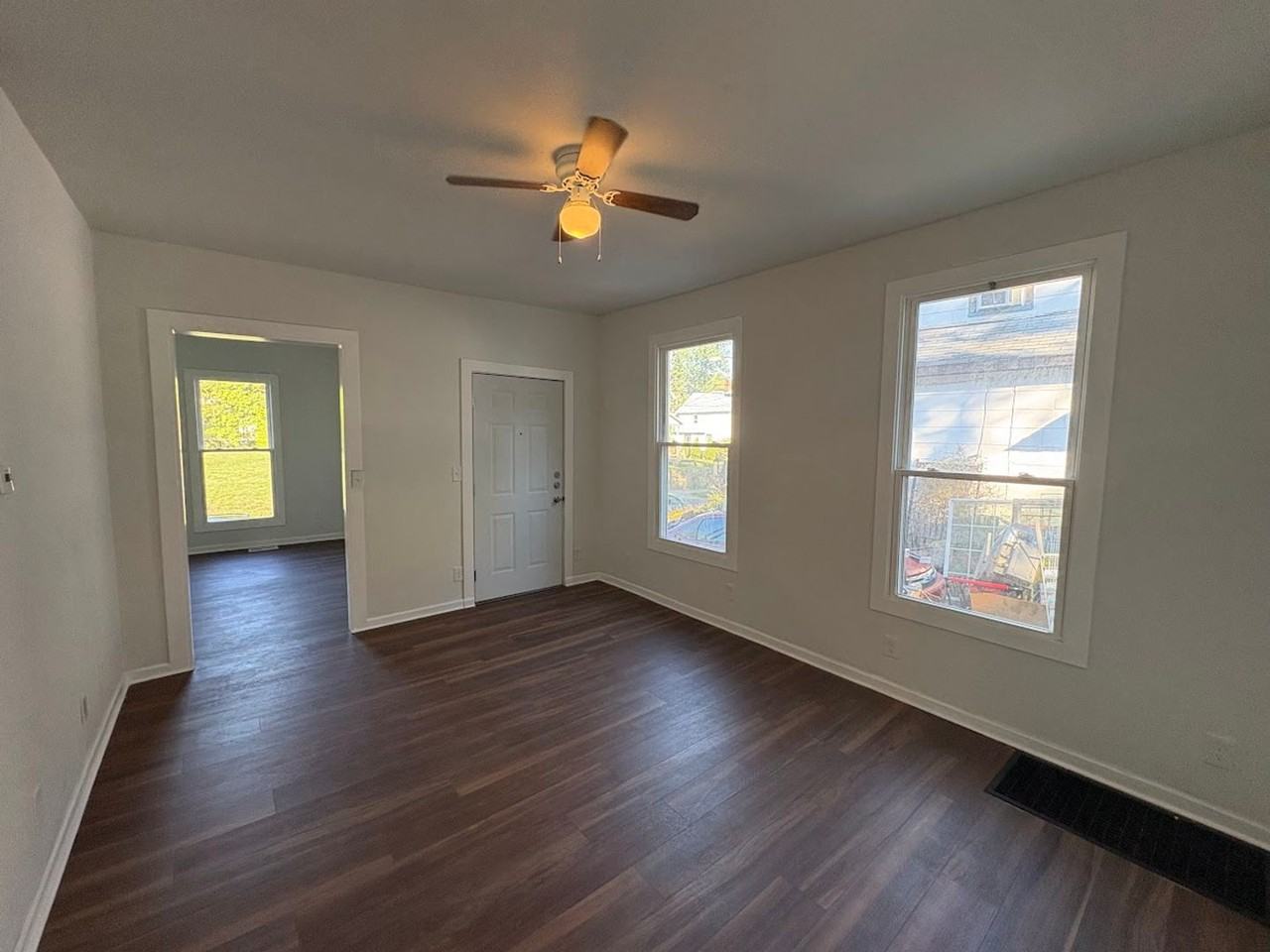 1027 Yale St - Photo 3 of 16