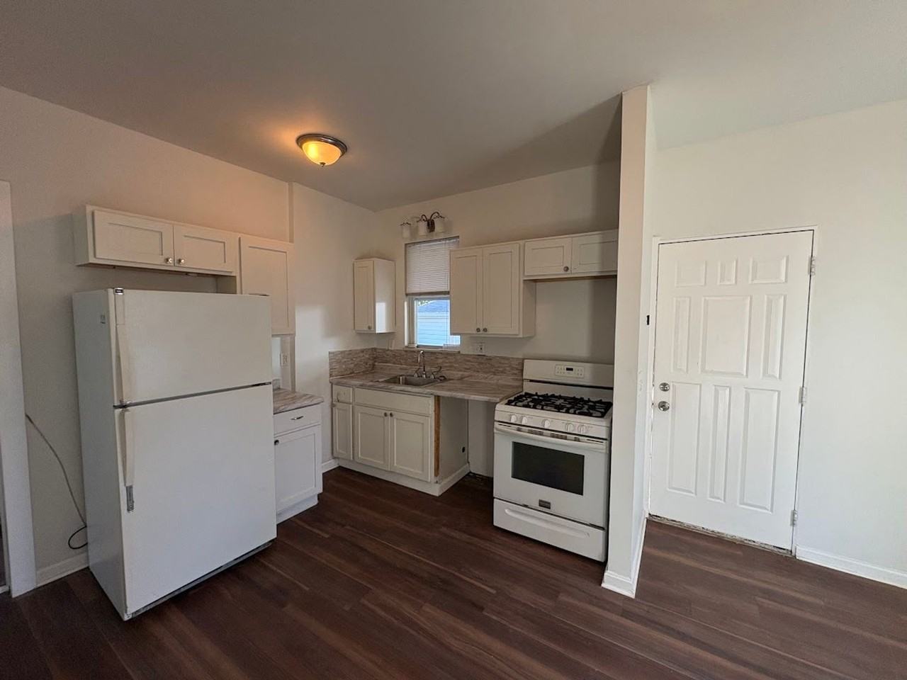 1027 Yale St - Photo 4 of 16