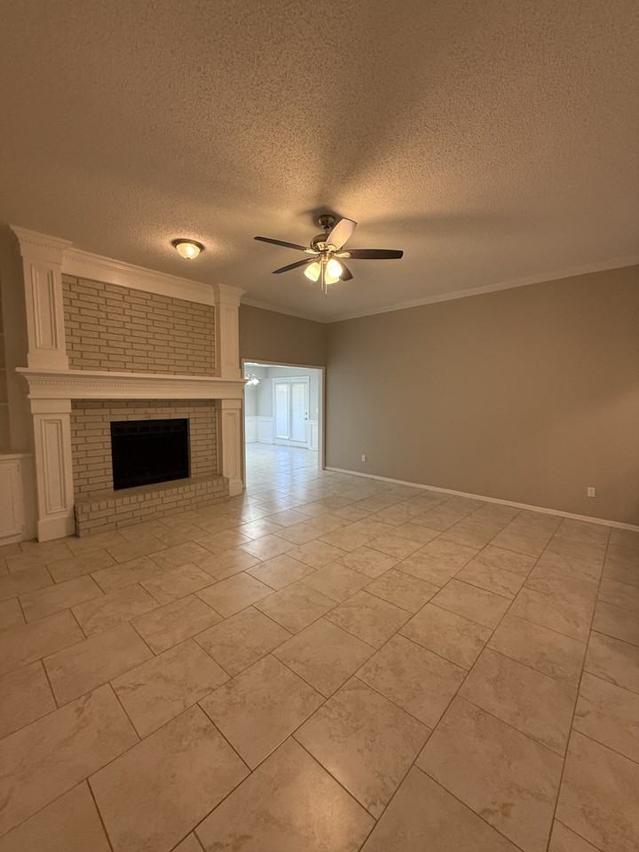 11609 Southwest 4th Street - Photo 3 of 19