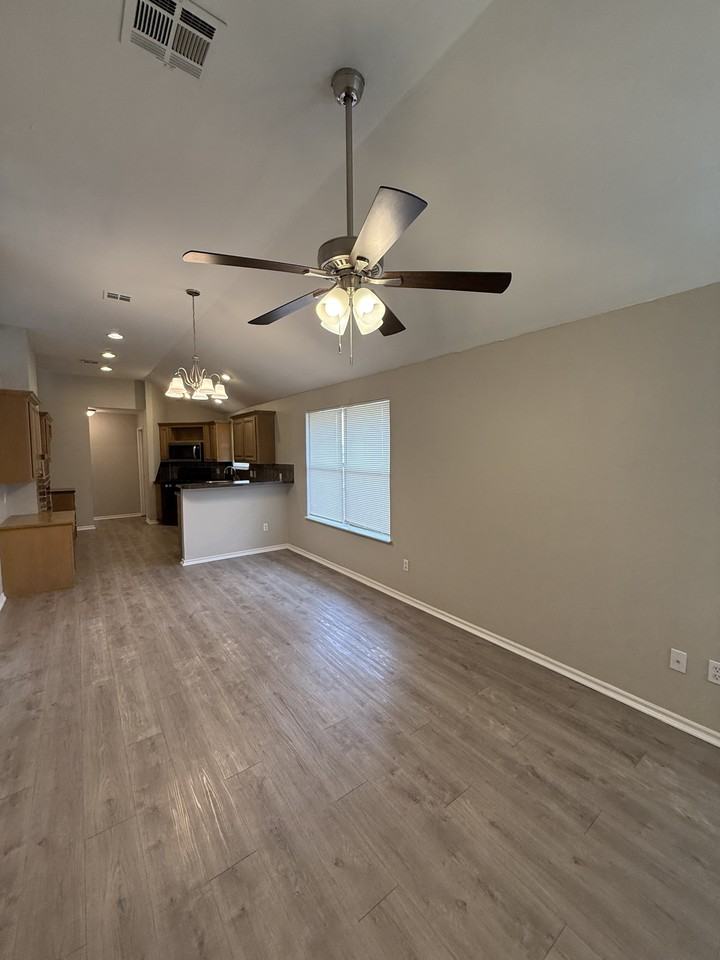 6805 Nw 136th Pl - Photo 5 of 20
