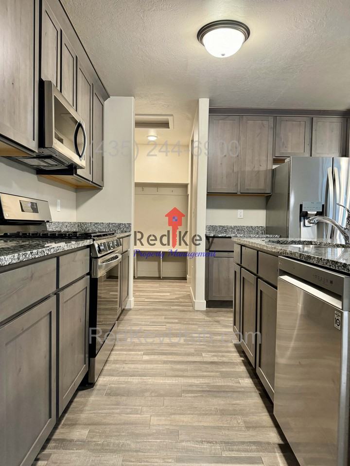 789 N Colony Dr - Photo 3 of 19