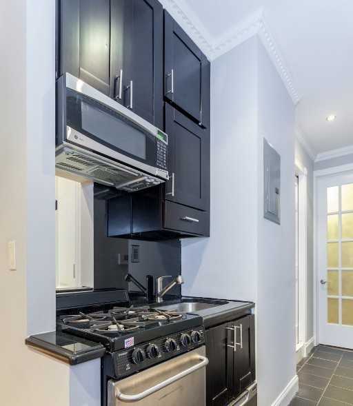 E 8th St #B2 - Photo 7 of 9