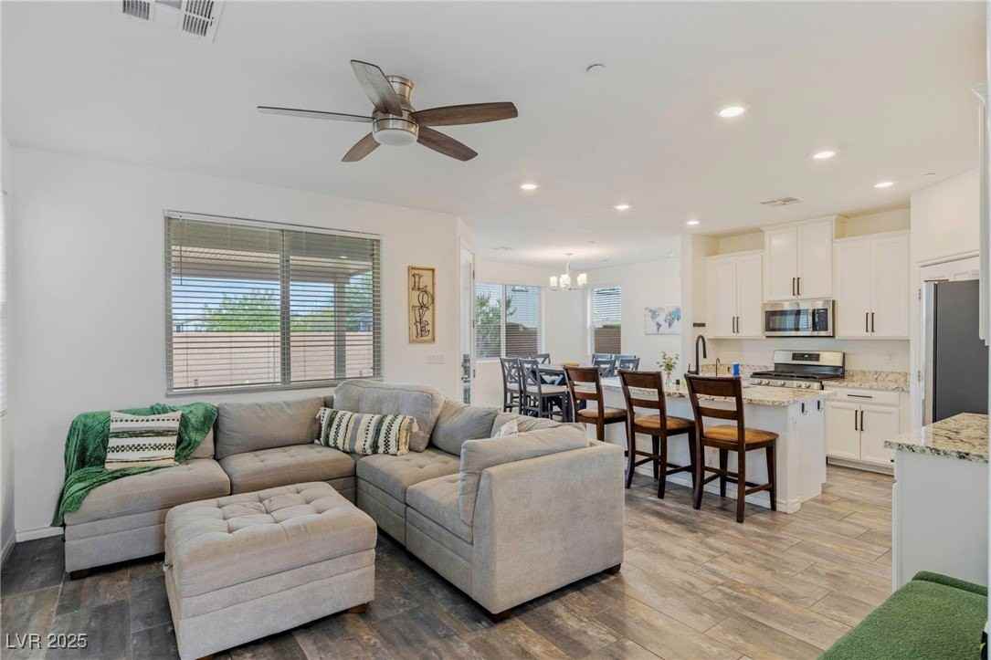 976 Bluebell Brook St - Photo 4 of 37