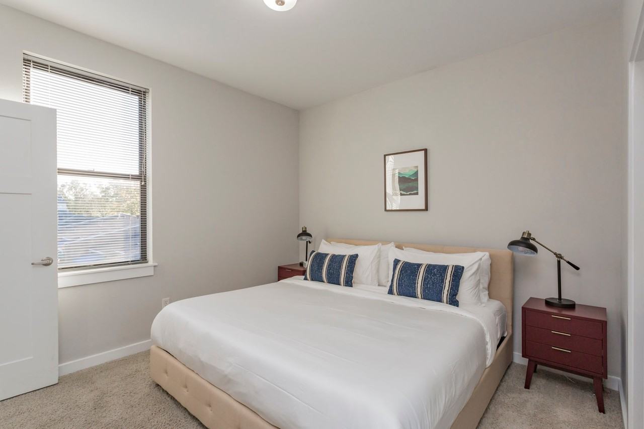 1016 18th Avenue South - Photo 4 of 24