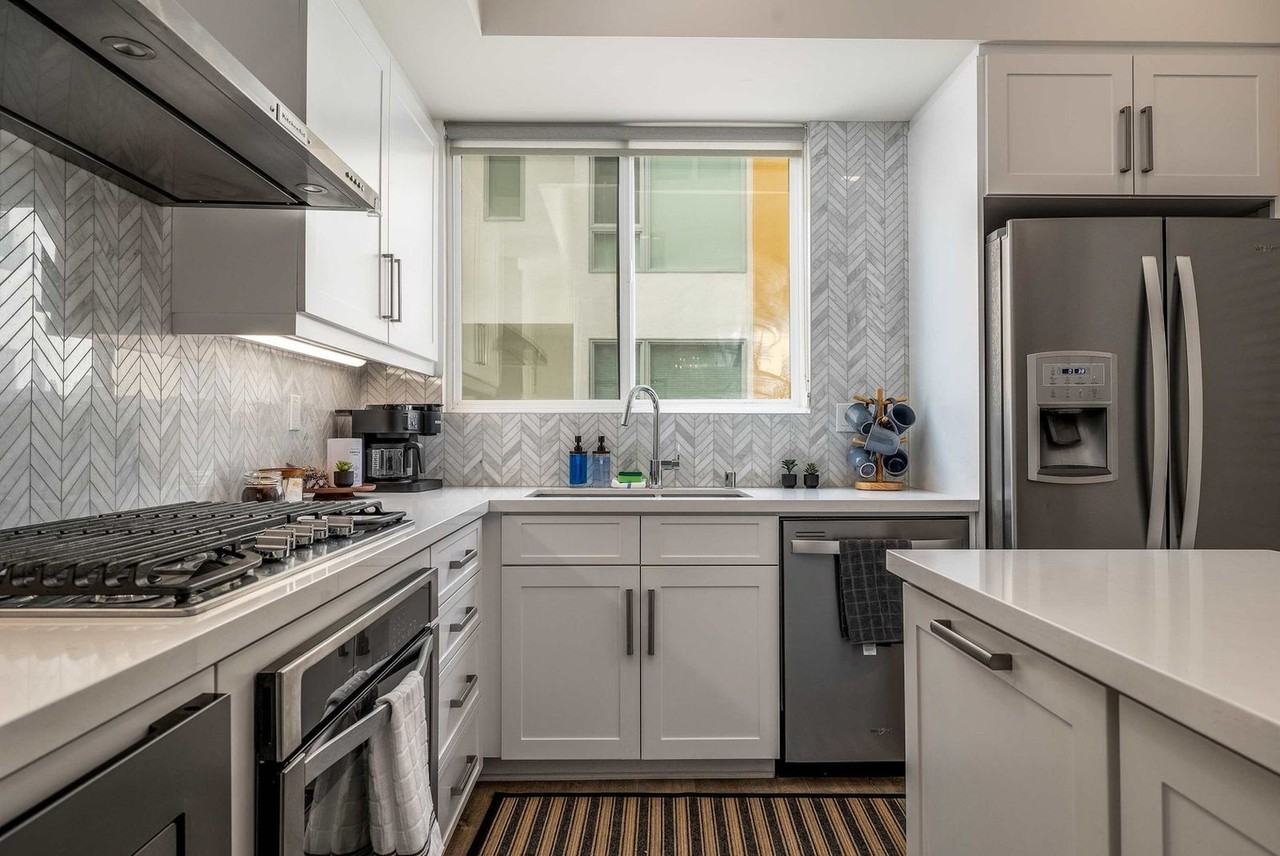 551 Hawthorn St #1304287P - Photo 3 of 39