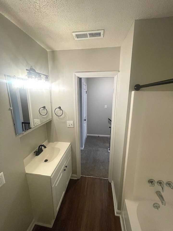 Chesney Woods Apartments - Photo 5 of 8