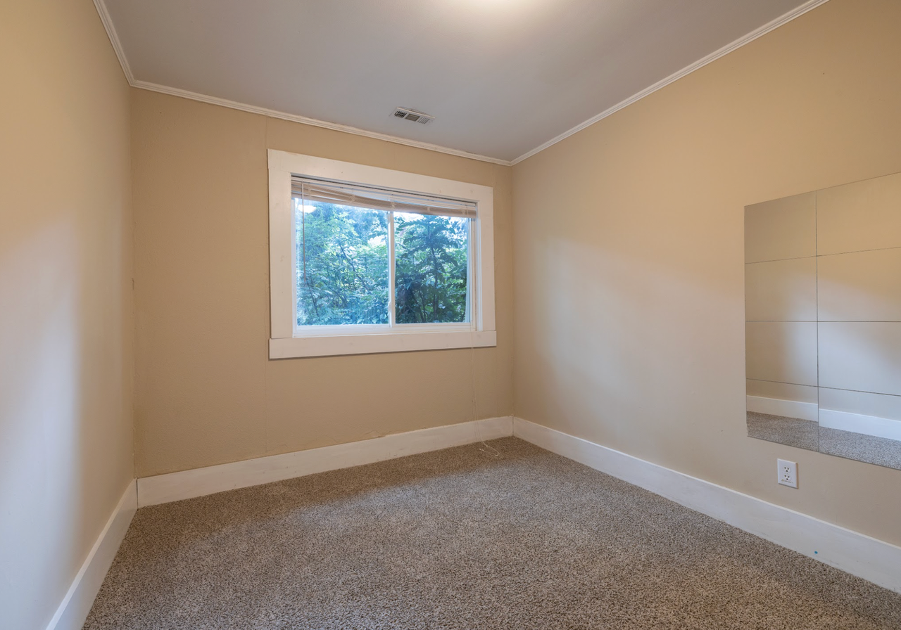 Walk to Campus! Downtown Apartment Available! - Photo 7 of 11