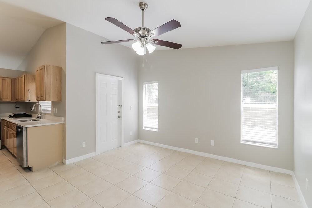 3238 Riverdale Dr - Photo 4 of 16