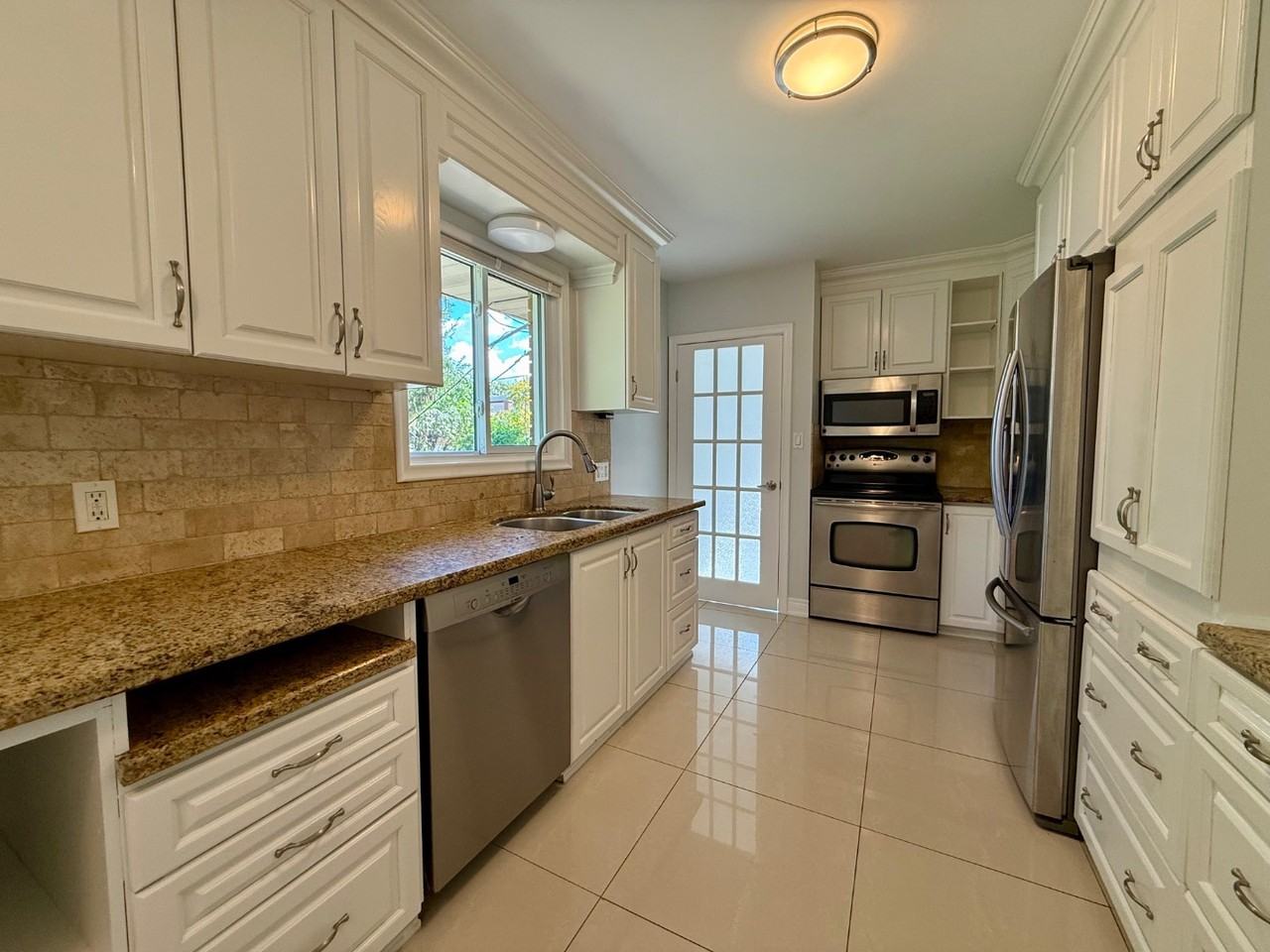 404 Grantham Ave - Photo 2 of 19