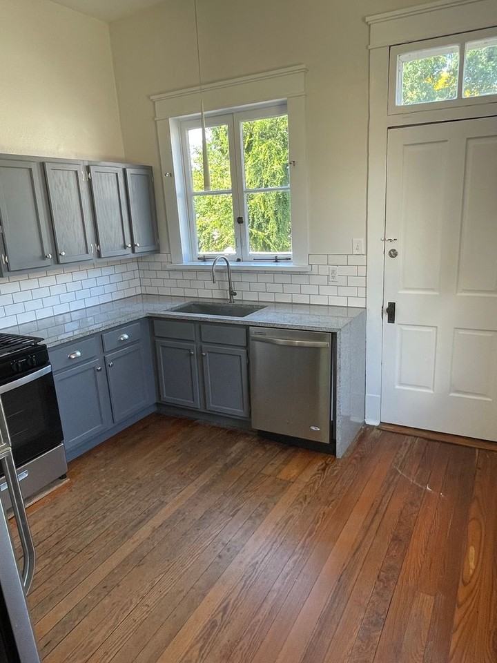 3113 3113 - 3115 Constance Street - Photo 5 of 26