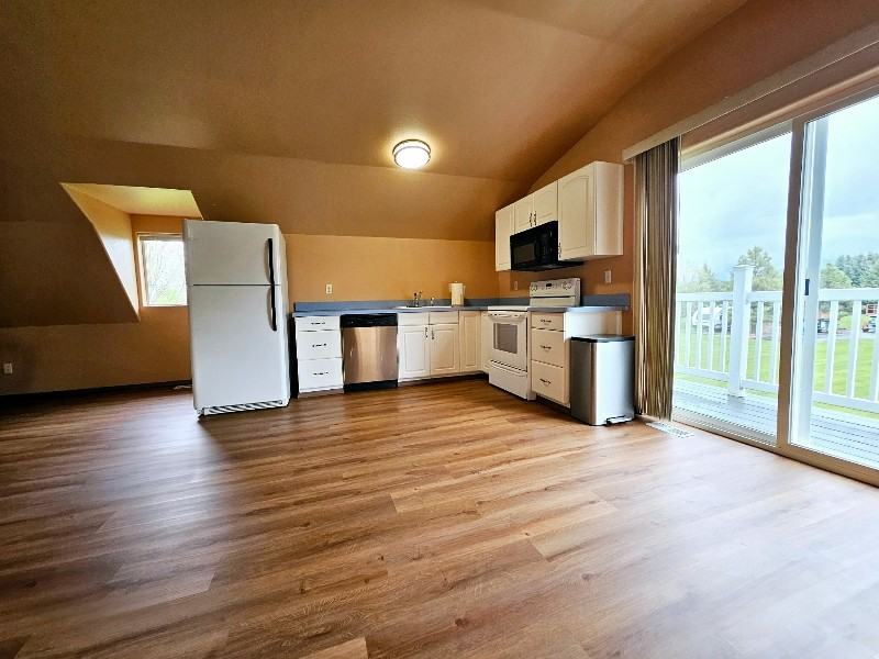 453 Addison Sq - Photo 2 of 20