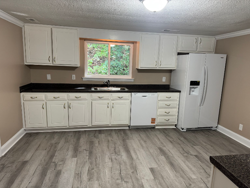 1806 Dallas Lake Rd - Photo 2 of 10