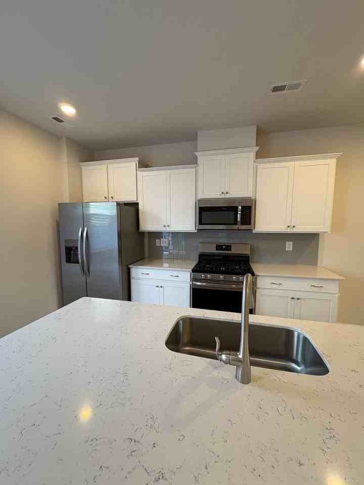 408 Couchell Pl - Photo 5 of 23