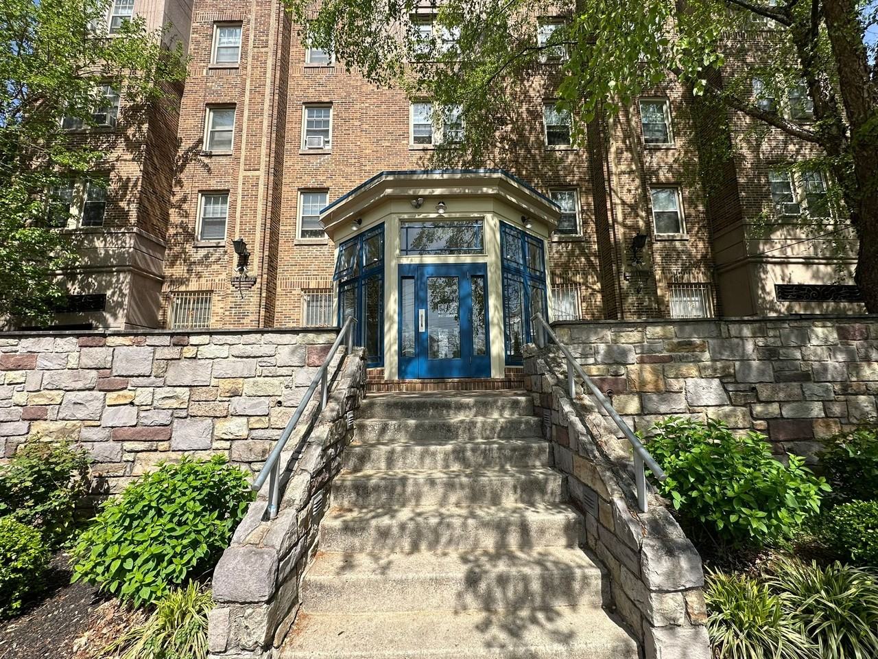 2809 W Queen Ln - Photo 2 of 50