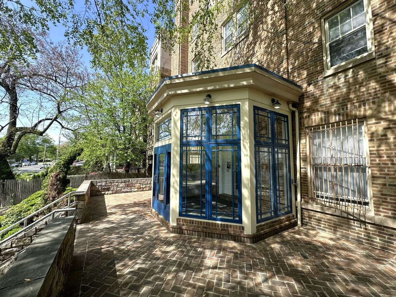 2809 W Queen Ln - Photo 3 of 50