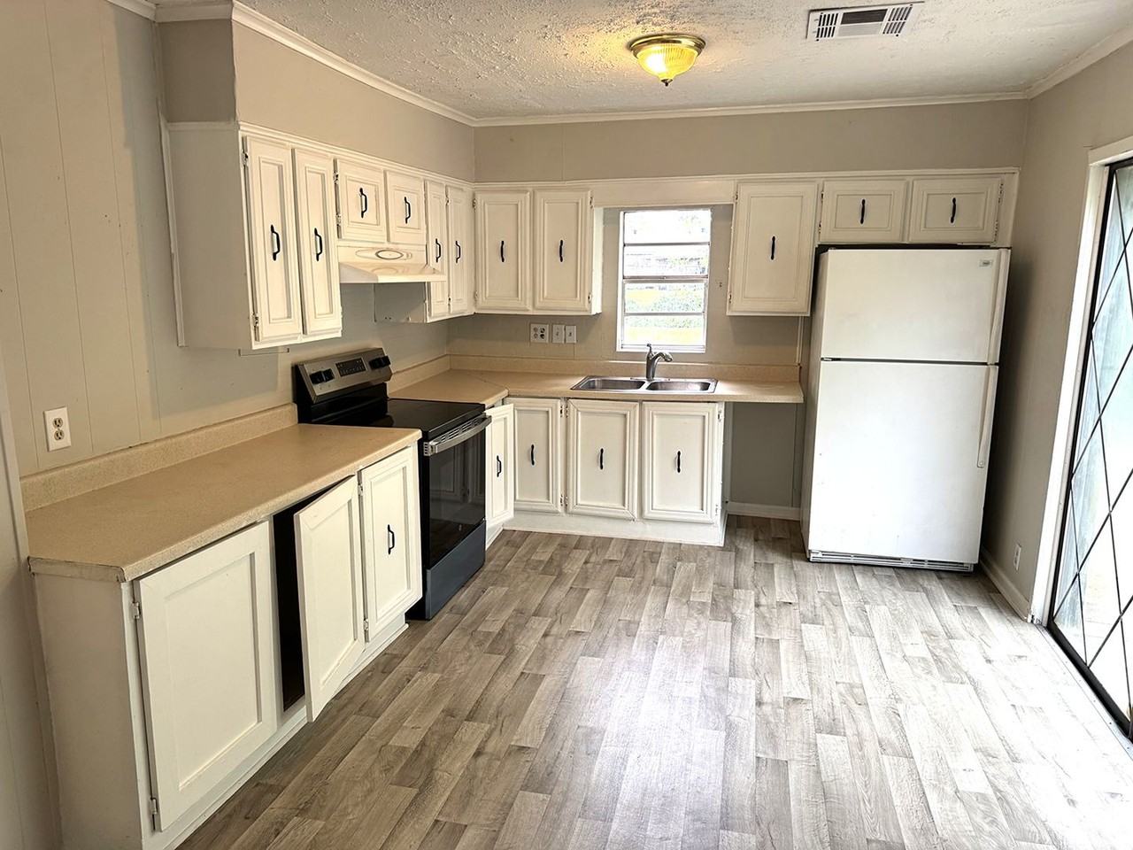 1231 Waller Ave - Photo 2 of 17