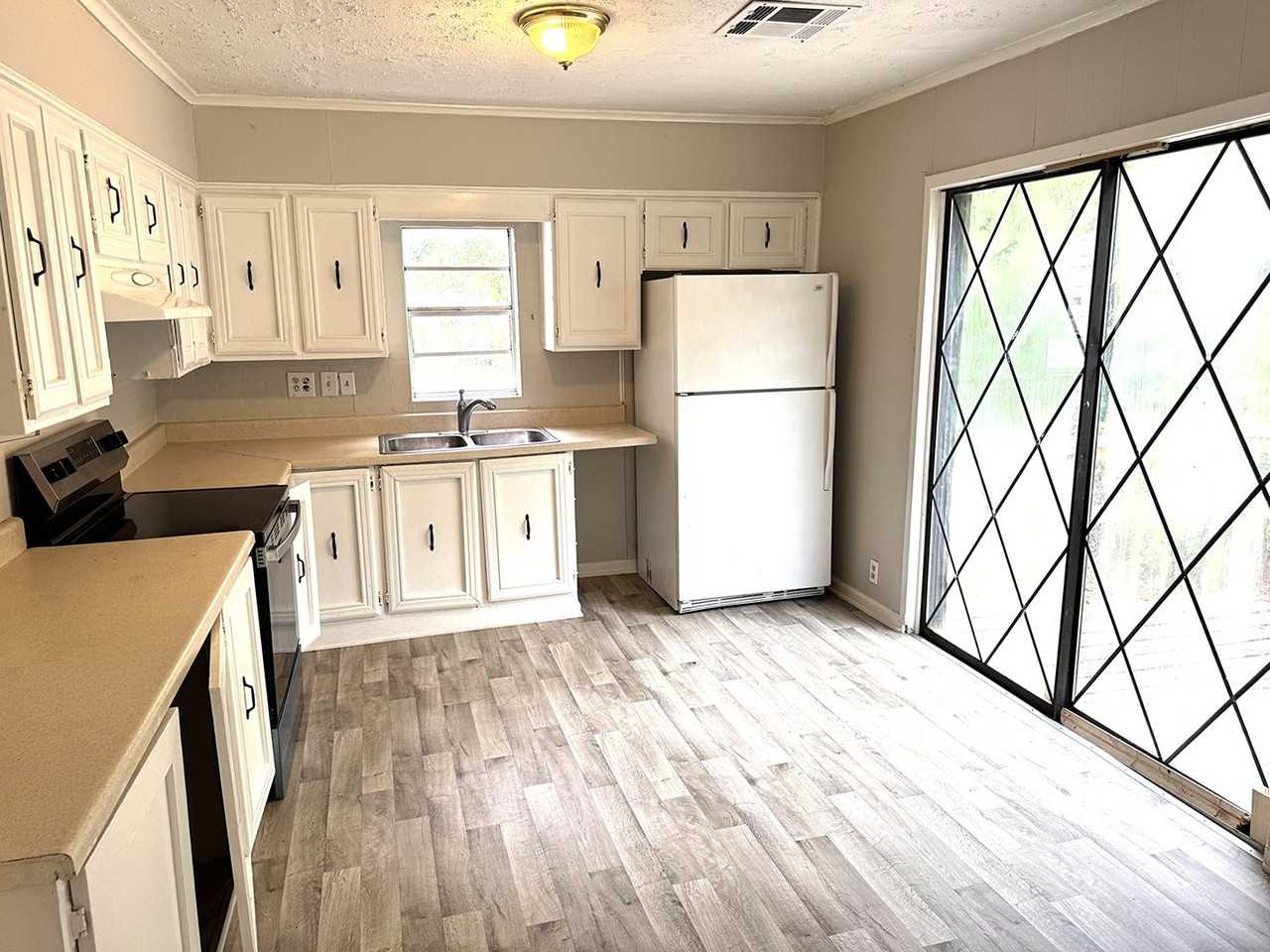 1231 Waller Ave - Photo 3 of 17