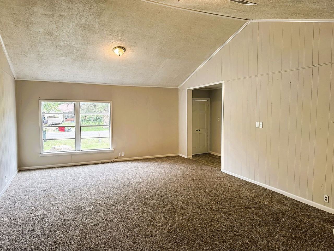 1231 Waller Ave - Photo 4 of 17