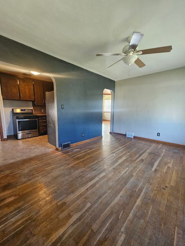 1329 W 38th St - Photo 3 of 10