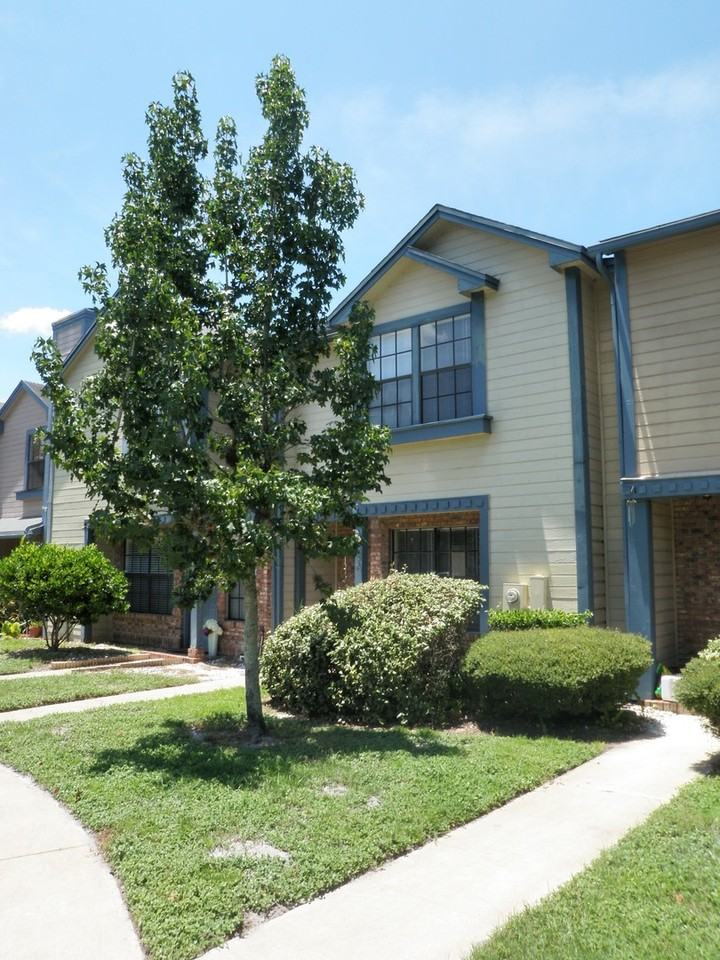 862 Commonwealth Ct - Photo 2 of 15