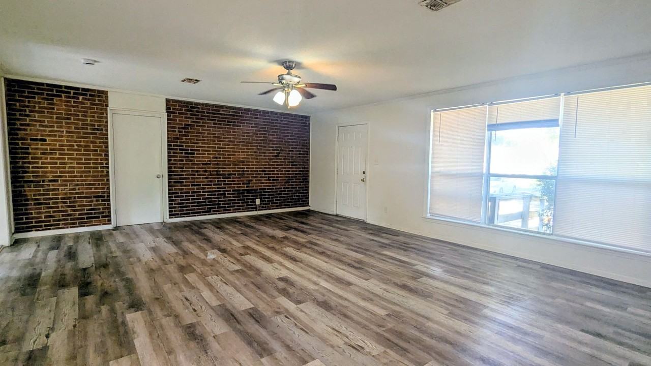 121 Rue Max Street - Photo 3 of 12