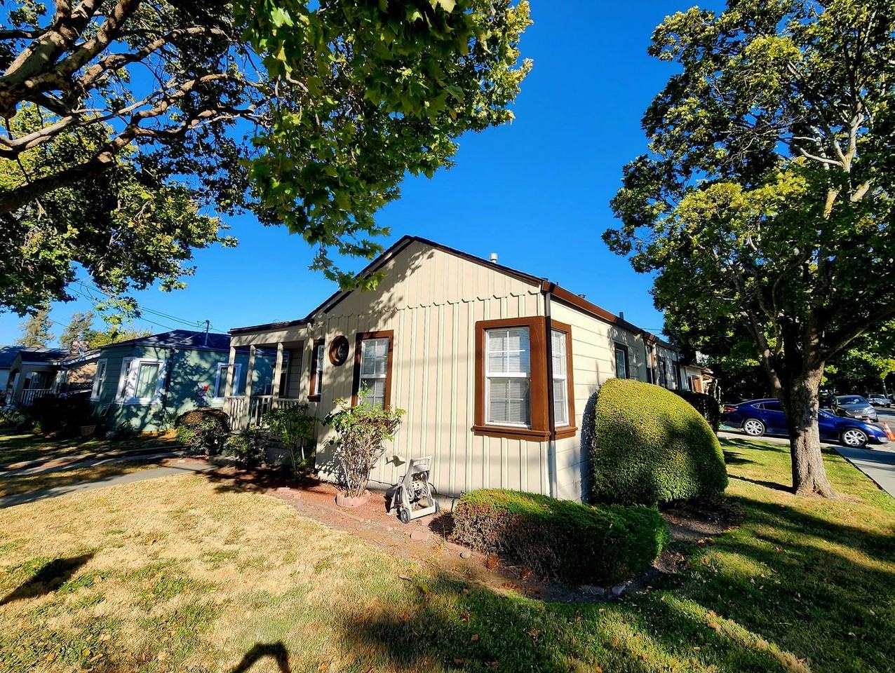 902 E Santa Inez Ave - Photo 2 of 22