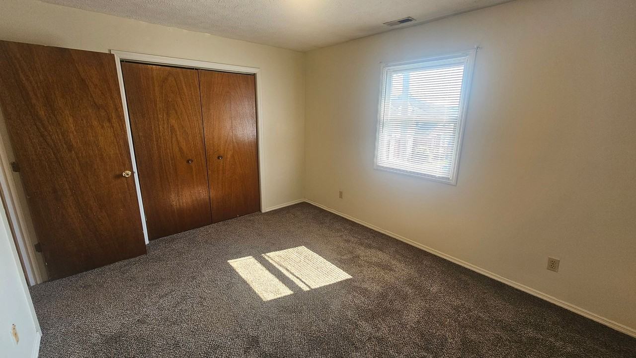 1714 N Lincoln St - Photo 2 of 7