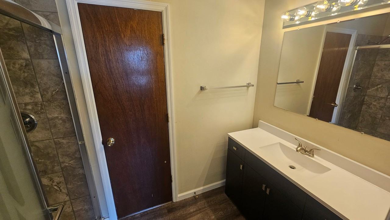 1714 N Lincoln St - Photo 3 of 7