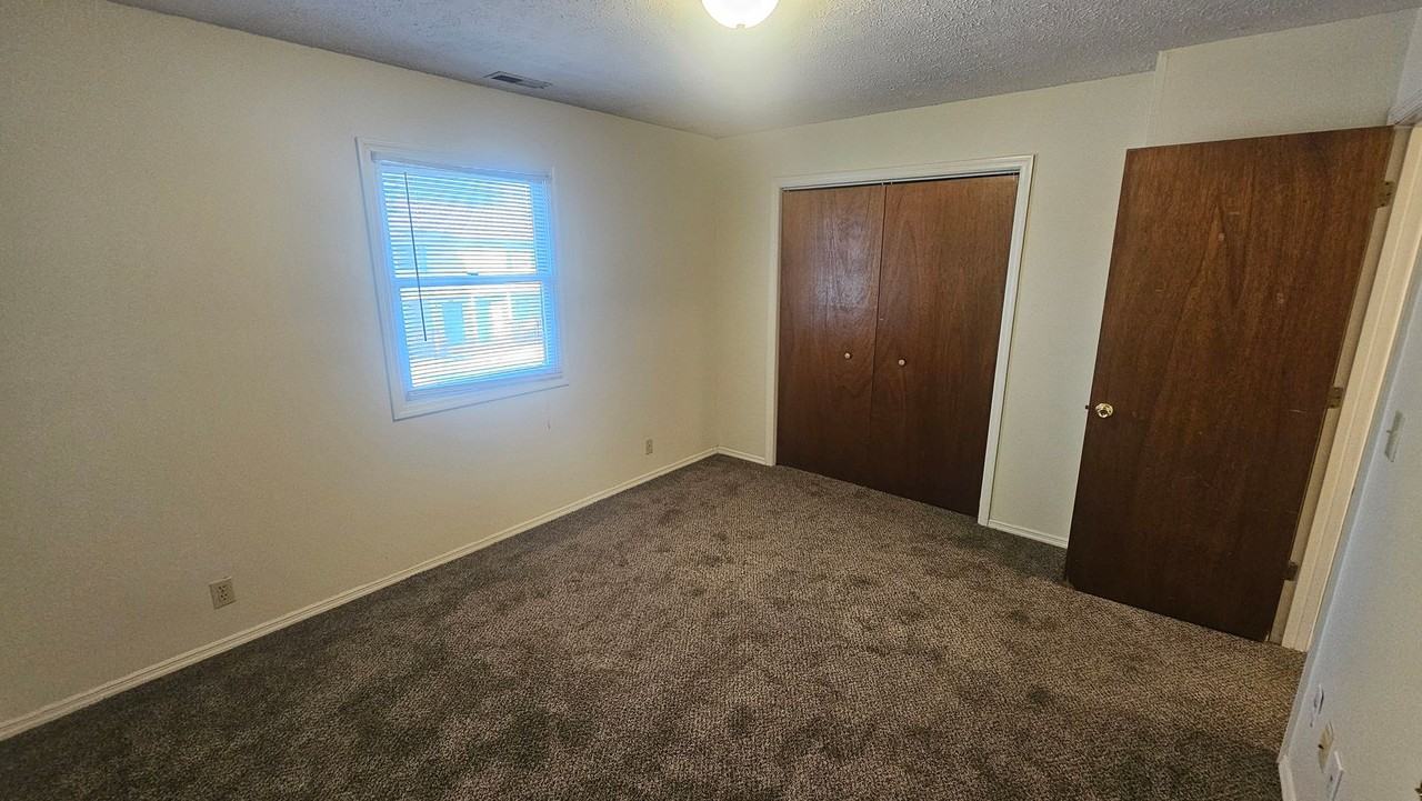 1714 N Lincoln St - Photo 4 of 7