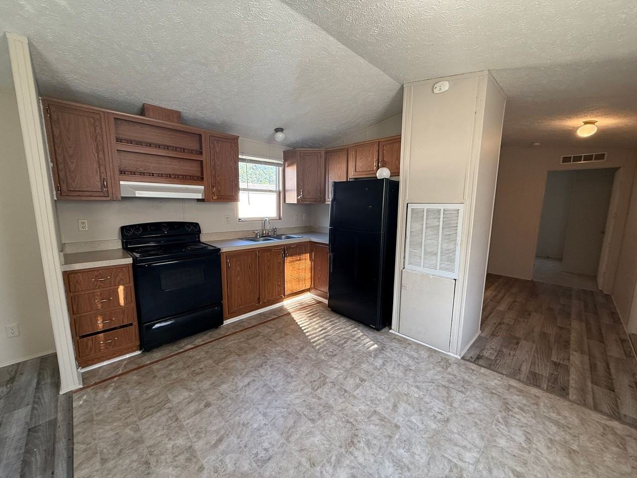 2210 Center St - Photo 4 of 10