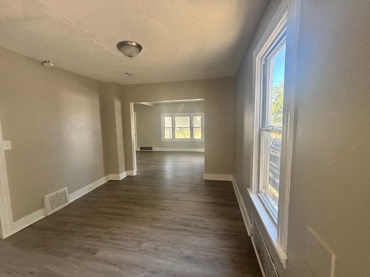 323 W 25th St - Photo 5 of 27