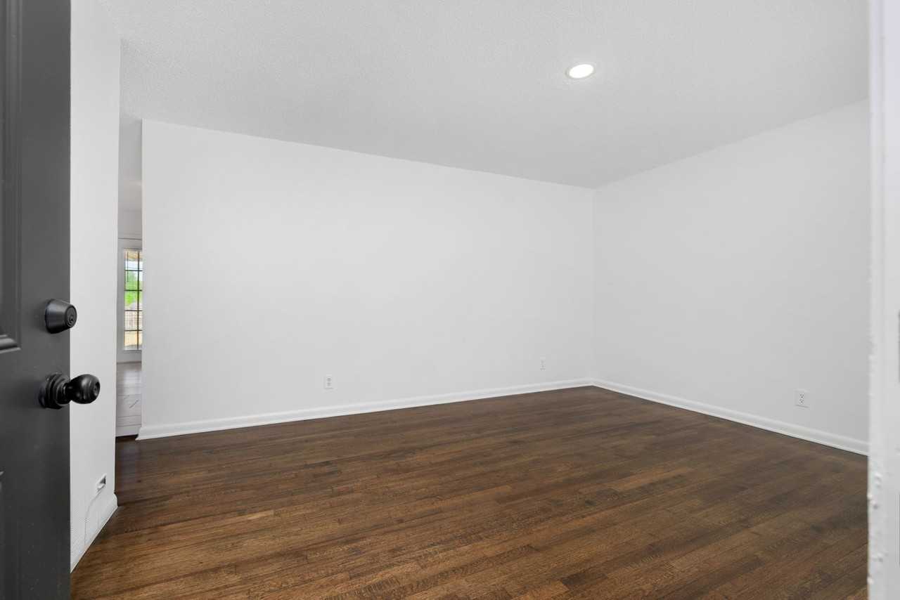 1860 Brookhaven Dr - Photo 4 of 32