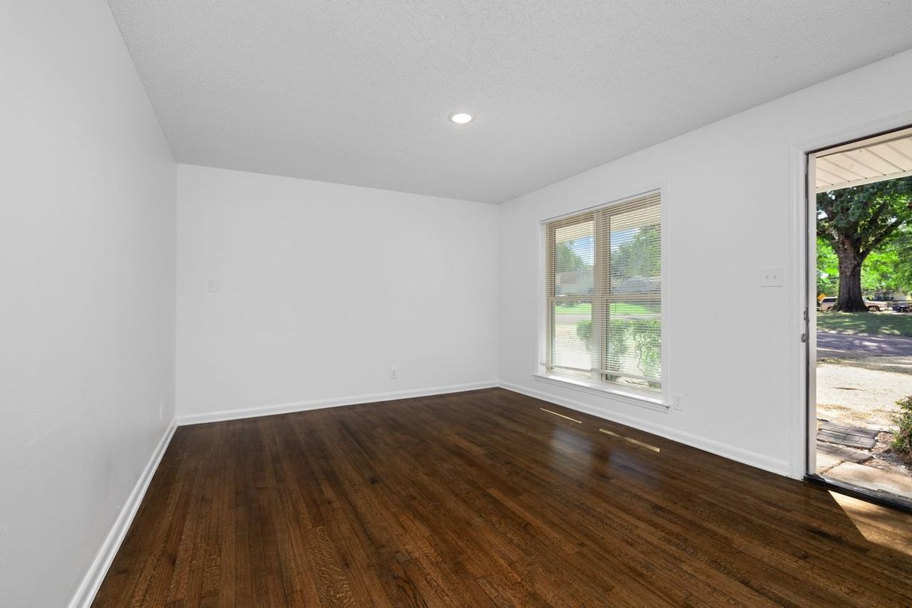 1860 Brookhaven Dr - Photo 5 of 32