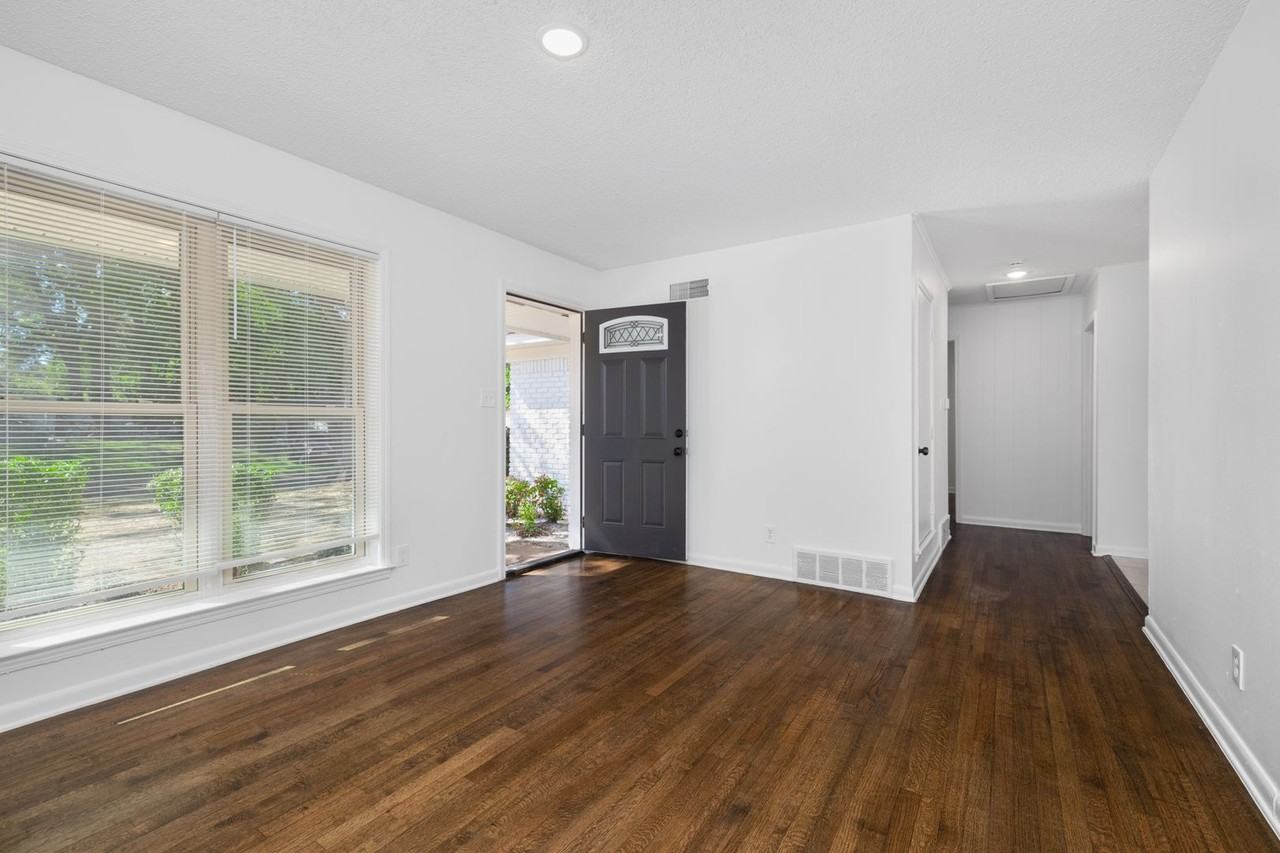 1860 Brookhaven Dr - Photo 6 of 32