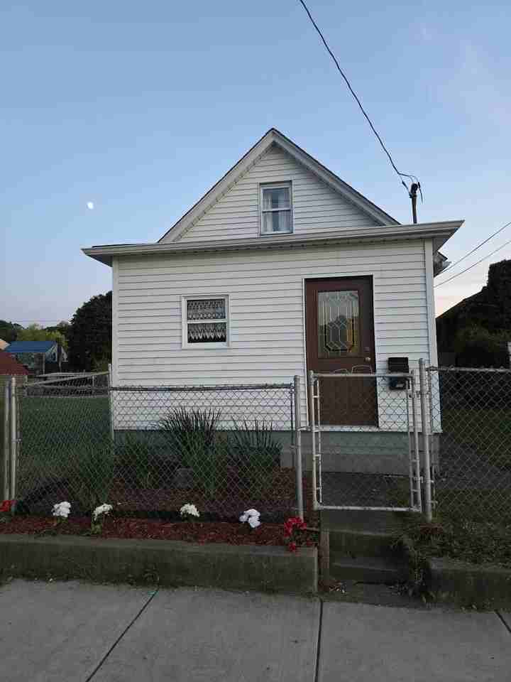728 7th St - Photo 2 of 12