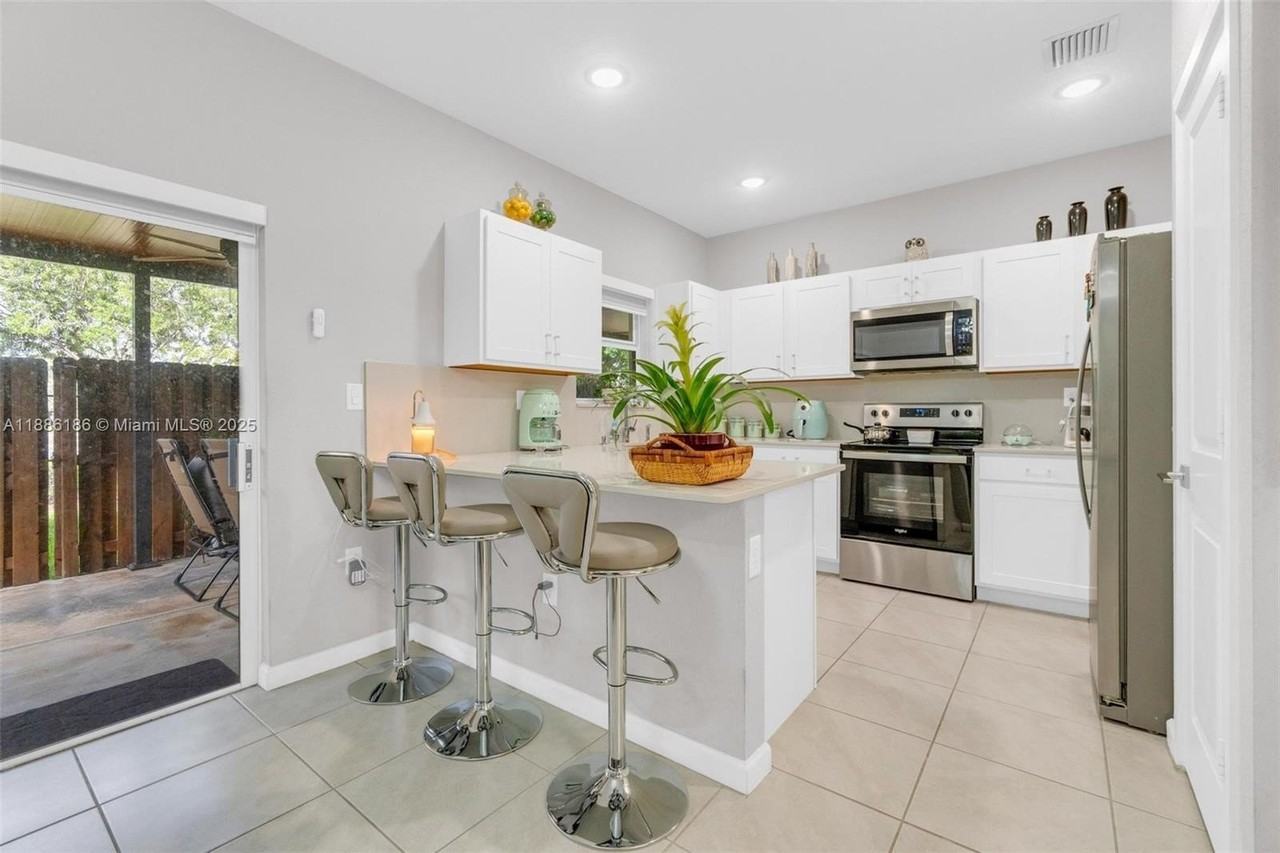 424 Ne 4th Ave #424 - Photo 3 of 50