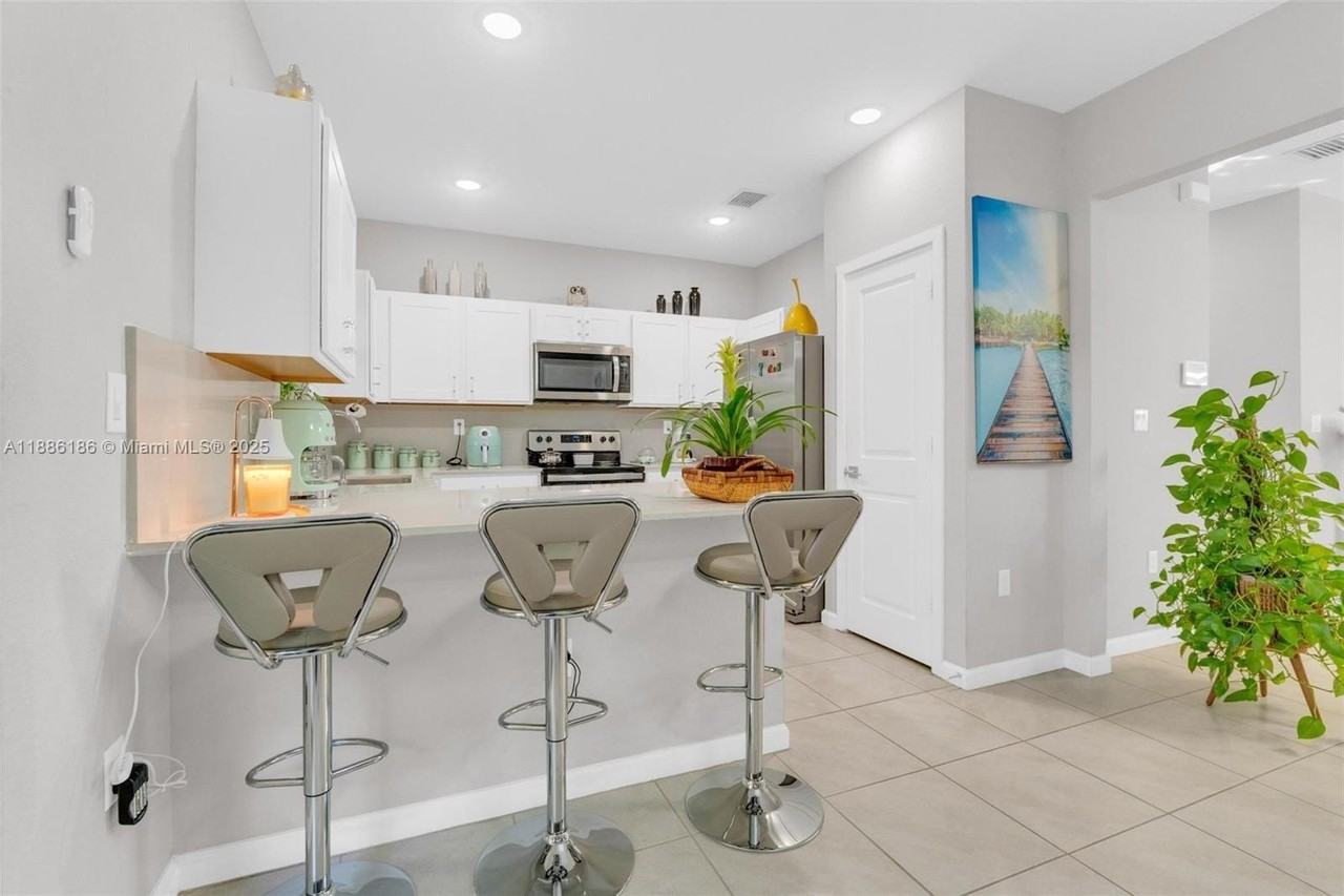 424 Ne 4th Ave #424 - Photo 4 of 50