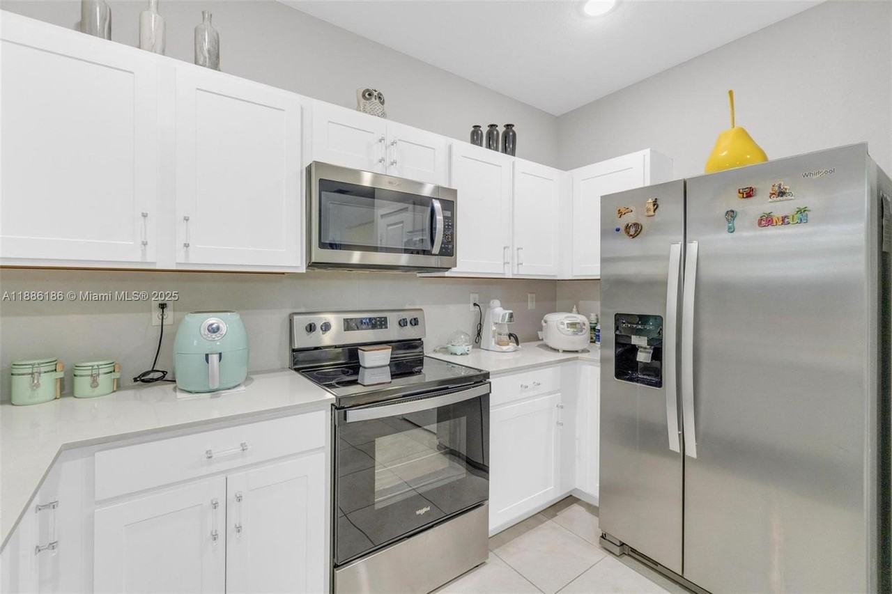 424 Ne 4th Ave #424 - Photo 6 of 50