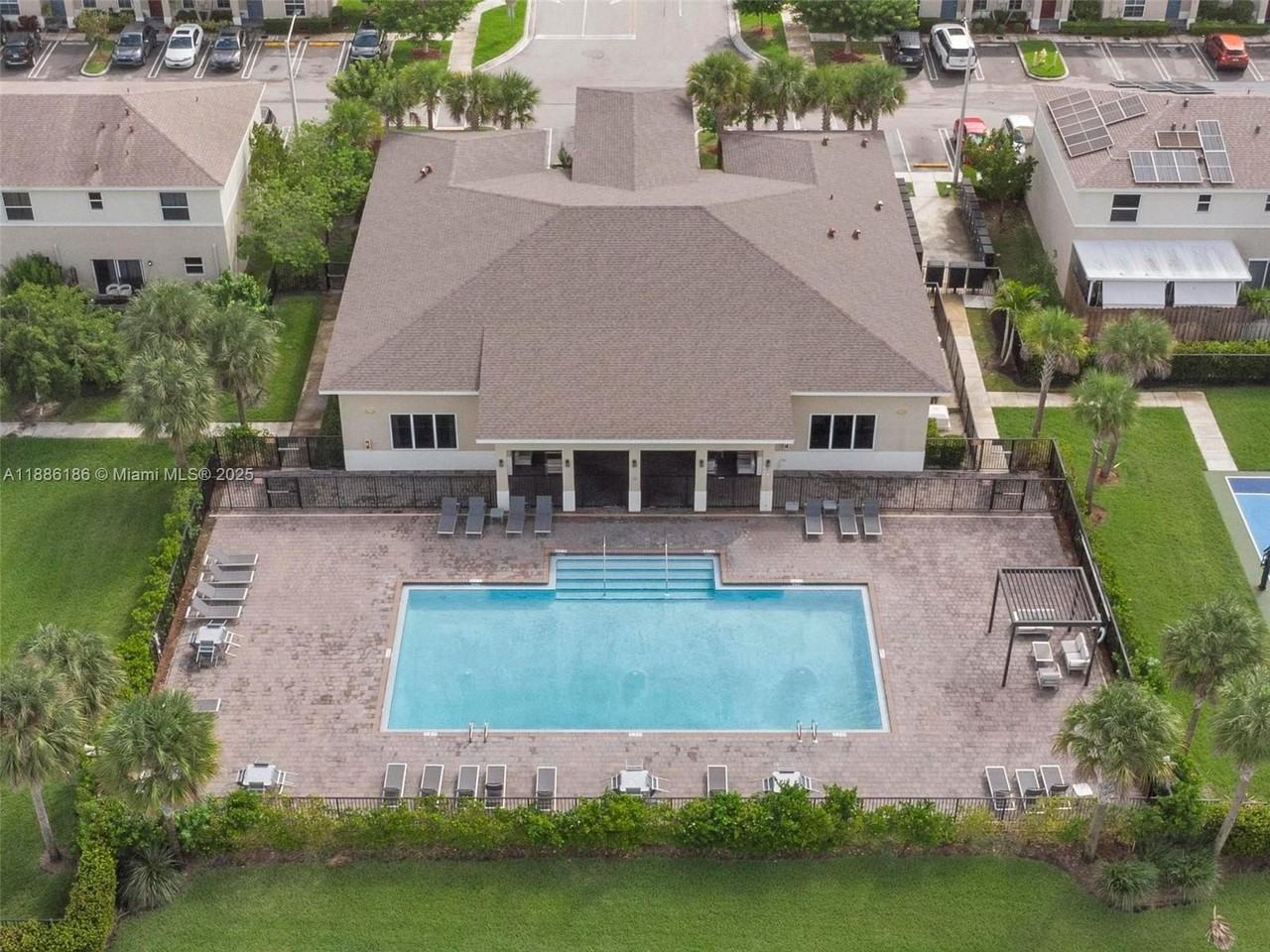 424 Ne 4th Ave #424 - Photo 7 of 50