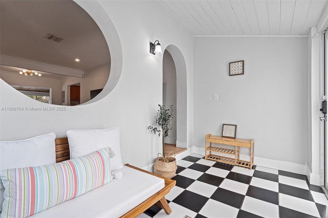 1636 Arthur St - Photo 3 of 36