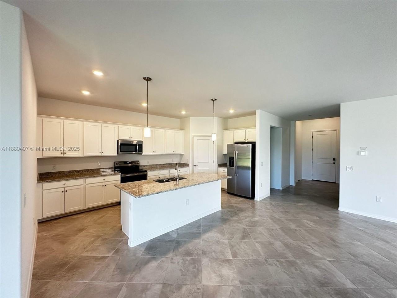 15004 Palamos Cir - Photo 3 of 30